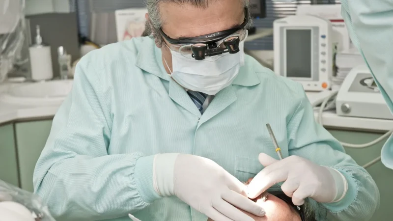 Stomatologia estetyczna w Poznaniu: kiedy potrzebny jest chirurg stomatologiczny?